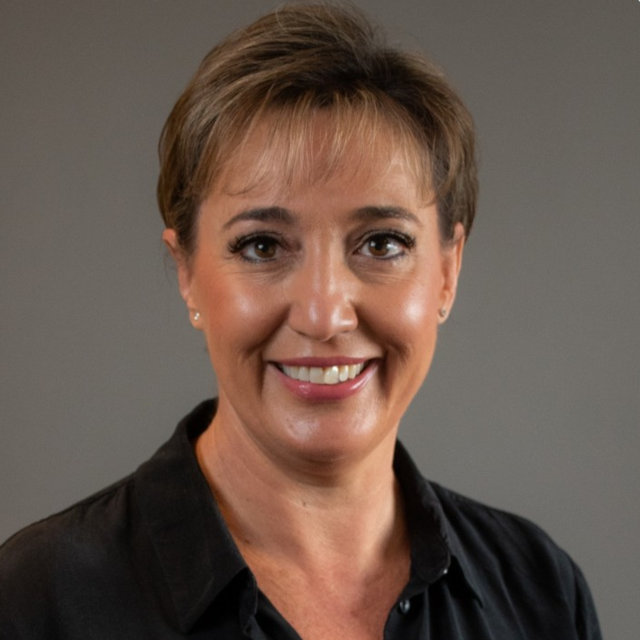 Dr Yvonne Holt